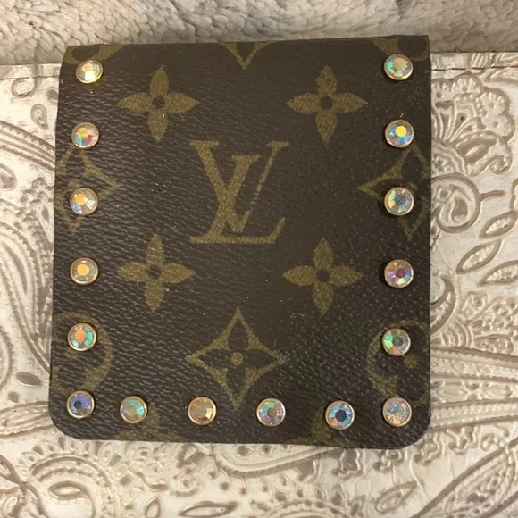 LV KEEP IT GYPSY DISTRESSED‎ Embossed  LEATHER COWHIDE  PRINT CLUTCH NWT - Picture 2 of 8